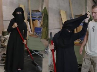 Tour av krigsbyte - muslim kvinna sweeping golv blir noticed av kåta amerikansk soldier