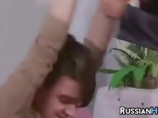 Ruské babka teší a mladý penis